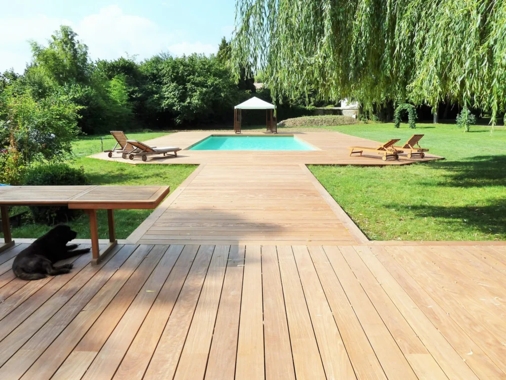 Création plage de piscine et terrasse en bois